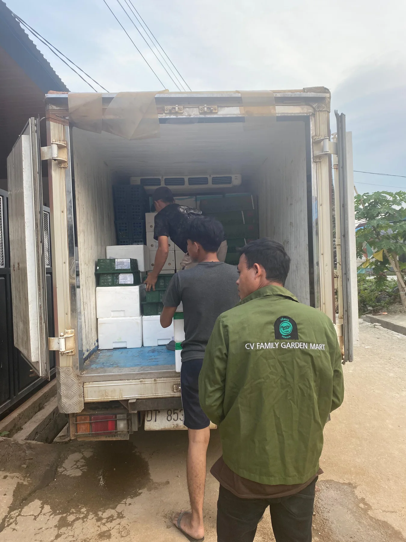 Proses distribusi menggunakan kendaraan berpendingin