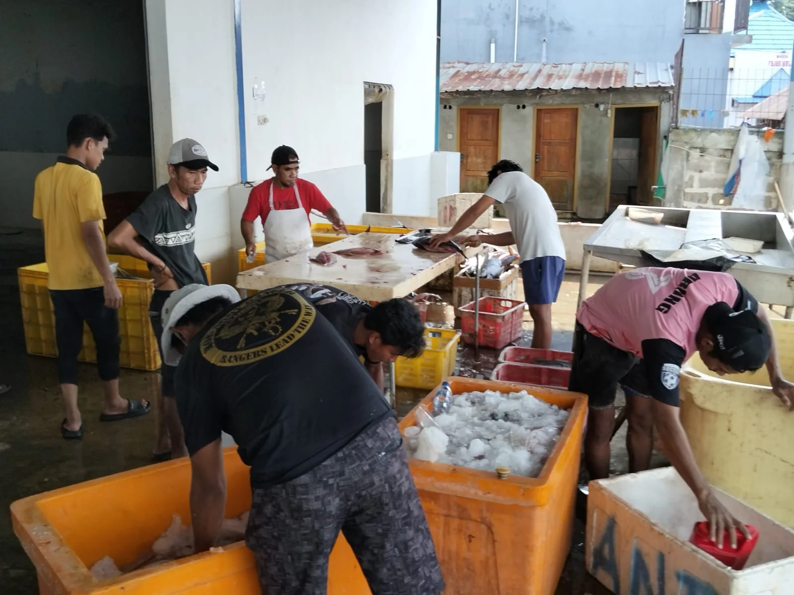 Pengolahan hasil perikanan oleh mitra Family Garden