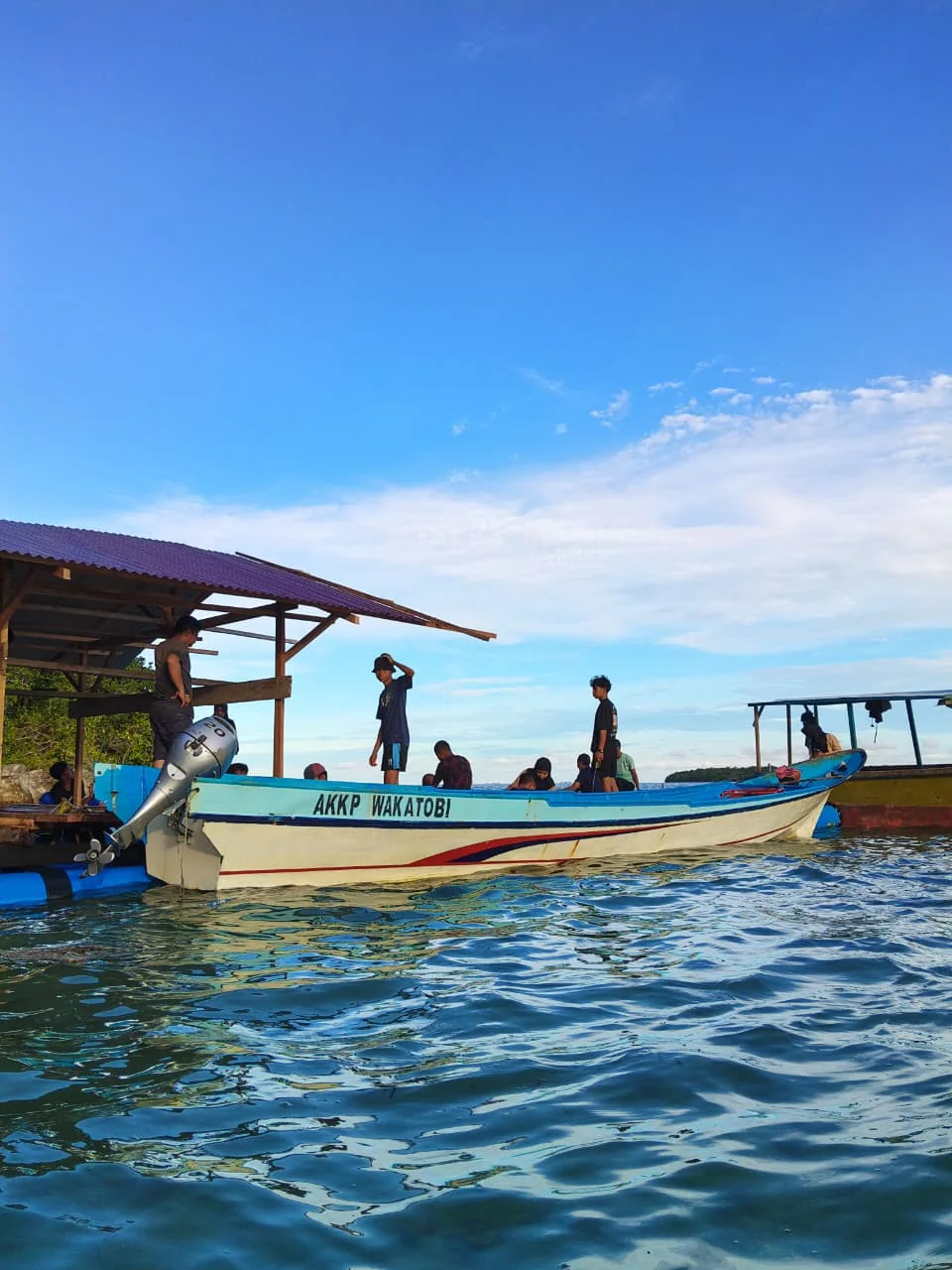Perahu operasional menuju area budidaya perikanan
