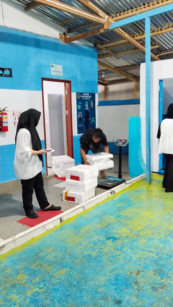 Penimbangan dan persiapan pengiriman produk Family Garden