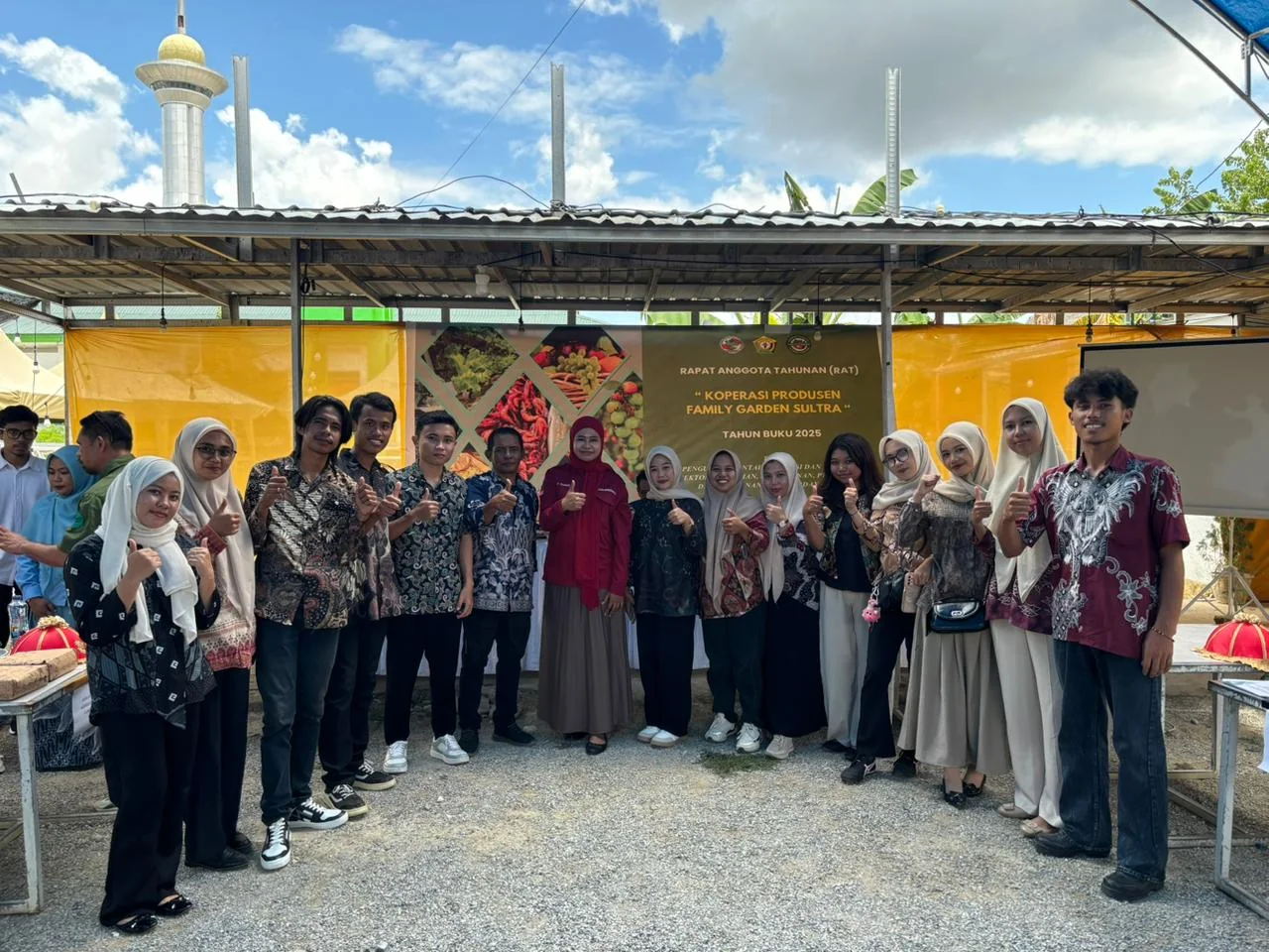 Anggota dan mitra pada Rapat Anggota Tahunan Family Garden